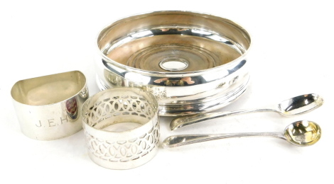 An Elizabeth II silver mounted wine coaster, with a turned wooden base, London 1996, two silver napkin rings and two silver salt spoons, (5).