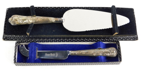 Two items of small silver, to include a silver handled cheese knife with stainless steel blade, Sheffield 1969, and a similar cake slice, both boxed. (2)