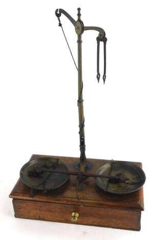 A set of late 19th/early 20thC mahogany and brass Avery scales, with weights, 30cm wide.