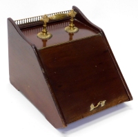 A late 19th/early 20thC mahogany and brass coal scuttle, with a reeded handle, etc., 34cm wide.