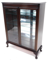 A Waring and Gillow mahogany display cabinet, the top with a moulded cornice above two glazed doors, enclosing glass shelves and a mirrored back, on cabriole legs with pad feet, 116cm high, 91cm wide.