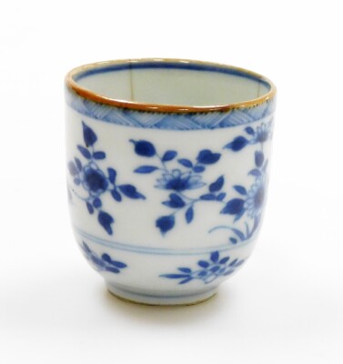 A group of Chinese blue and white cups, to include a Chinese blue and white tea bowl 8cm wide, a coffee can lacking handle, 6cm diameter, and a teacup with floral decoration, 18thC. (3) - 22