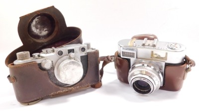 A Leica camera, No 601826., with a F=5cm 1..3 lens, together with Voigtlander Vitomatic 1A camera, with a 2.8/50 lens, both cased. (2) - 2