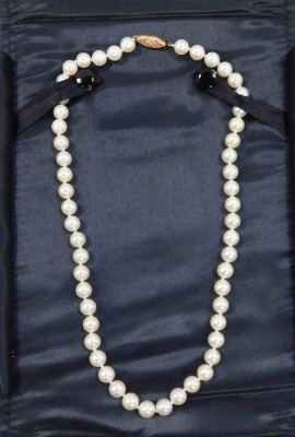 A cultured pearl necklace, on a yellow metal hook clasp, stamped 14K, each pearl approx 7mm diameter.