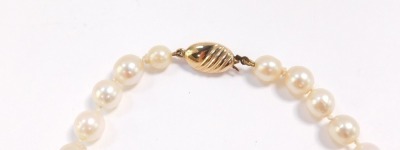 A pearl necklace, possibly natural pearls, 9ct gold clasp, 49.2g. - 2