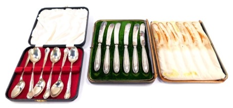 A cased set of six Elizabeth II silver teaspoons, Viners Ltd, Sheffield 1961, together with a cased set of six silver handled butter knives.