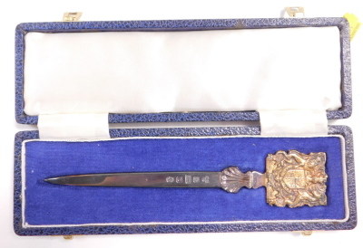 A silver paper knife, with terminal bearing the Coat of Arms of HM Queen Elizabeth II, to Commemorate her Silver Jubilee, cased, Sheffield 1977, 1.62oz. - 3