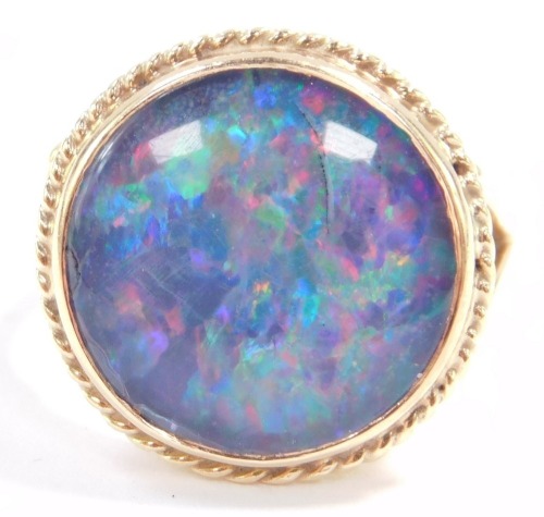 A 9ct gold and opal triplet ring, size M/N, 4.8g.