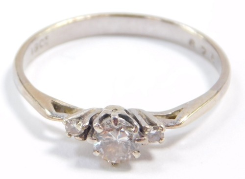 An 18ct gold and diamond three stone ring, 0.3ct, size M, 2.5g.