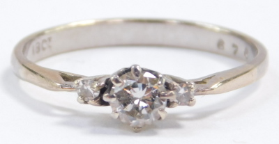 An 18ct gold and diamond three stone ring, 0.3ct, size M, 2.5g. - 2