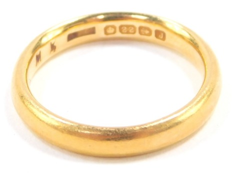 A 22ct gold wedding band, size M/N, 5.2g.