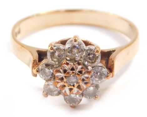 A 9ct gold and clear stone ring, in a flowerhead setting, size L/M, 2.4g.