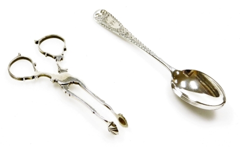 A pair of George V silver sugar scissors, with fluted handles and shell shaped clasps, maker JB and C&S, Birmingham 1935, 1oz, and a silver tea spoon. (3)