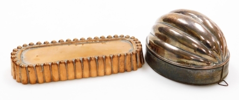 A group of Victorian wares, to include a Victorian copper jelly mould, of elongated oval form with fluted column supports, 23cm x 8cm, and a copper finished fluted top storage container, 12cm x 17cm. (2)