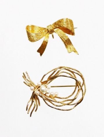 Two 9ct gold brooches, to include a 9ct gold weave design and cultured pearl set circular brooch and a 9ct gold etched design bow brooch, 8.3g all in. (2)