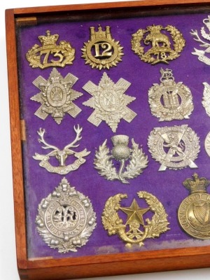 A collection of military cap badges, including some reproductions, Lorats Scouts, Highlanders, Cameroonians Highland Regt, Camerian Highlander, etc., 30, cased. - 4