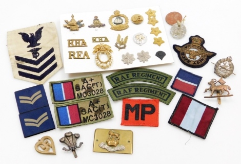 A group of RAF and aviation memorabilia, to include RAF Regiment badges, arm bands, belt buckles, dog tags, etc. (a quantity)