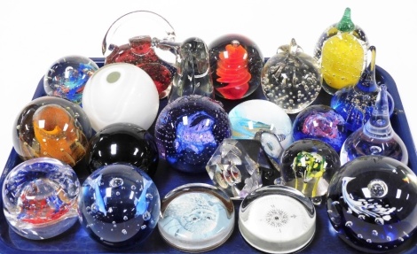 A group of art glass and paperweights, to include Caithness Cauldron, Caithness Millennium miniature, and various others. (1 tray)