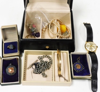 Various decorative costume jewellery and effects, an oval part textured gold plated bangle, various other costume jewellery, wristwatches, medallions, Kienzle Selexta seventeen jewel gentleman's wristwatch with black leather bracelet, etc. (1 box)