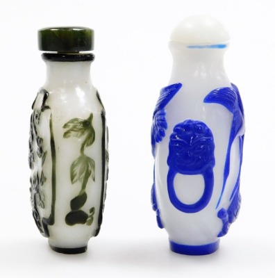 Three Chinese overlay glass snuff bottles and others, including four moulded composite bottles, and an agate bottle carved with fruiting peach. (8) - 5