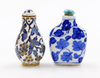 A collection of modern Chinese snuff bottles, including a carved bone bottle, two enamel bottles and two porcelain bottles, etc. (7) - 7