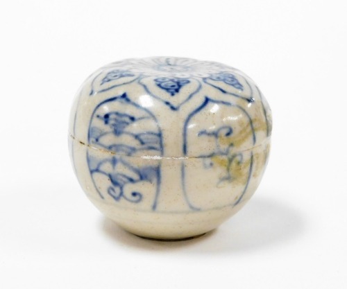 A Hoi An Hoard Vietnamese porcelain floral design lidded box, with certificate of authenticity, and label numbered 84763, 4cm high.