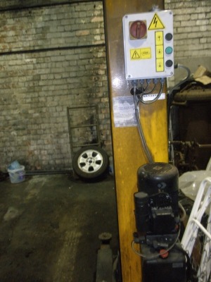 A Bradbury two pillar vehicle lift. It was in working order when lotted. - 3