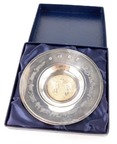 An Elizabeth II silver commemorative dish, engraved to border HRH the Prince of Wales Colonel in Chief 26th July 1981, Lady Diana Spencer, London 1980, 10.5cm diameter, boxed.