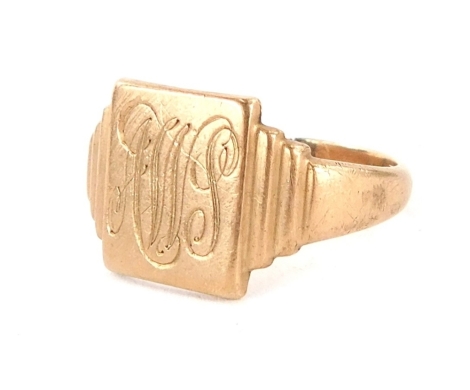 A 9ct gold gent's signet ring, with a rectangular initial plate bearing the initials NWJ, on stepped shoulders, cut, ring size S, 4g.