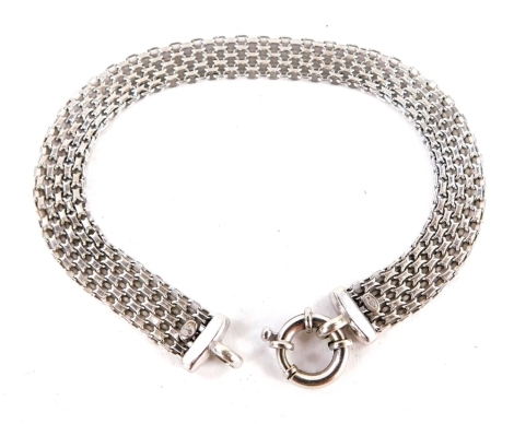 A weave design bracelet, with large loop clasp, white metal stamped 375, 20cm long, 6.1g.