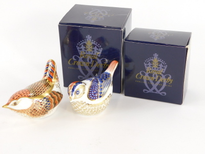 Two Royal Crown Derby porcelain bird paperweights, a Derby wren with gold coloured stopper, and goldcrest with silver coloured stopper, boxed. (2) - 3