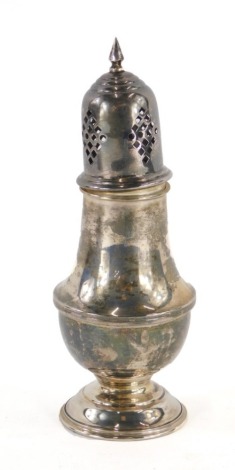 An Elizabeth II silver sugar castor, of baluster form, on a stepped base, Birmingham 1978, 17cm high, 2¾oz.