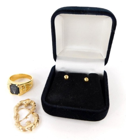 Three items of jewellery, to include a pair of 9ct gold hoop drop earrings, a pair of 9ct gold studs and a yellow coloured gentleman's signet ring, 1.5g. (3)