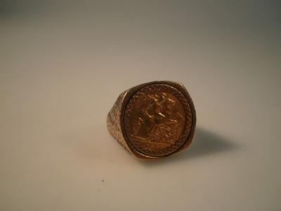 A 1982 gold half-sovereign in a ring mount