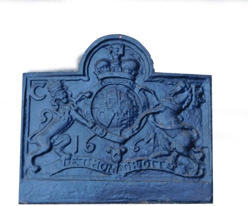 A cast iron fire back, decorated with a crest, 65cm high, 73cm wide.