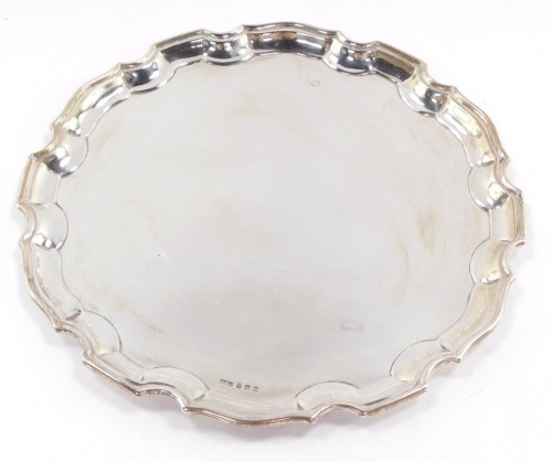 A George V silver pie crust salver, Birmingham 1927, 12.19oz.