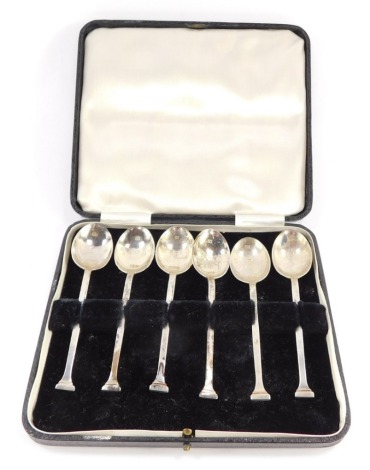 A set of six silver seal top teaspoons, Edinburgh 1952, 1oz. (boxed)