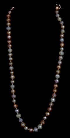 A single strand cultured pearl necklace, with various lustre beads in pink, cream and orange finish, on a knotted band with yellow metal stamped 14K, 46cm long, 32.2g all in.