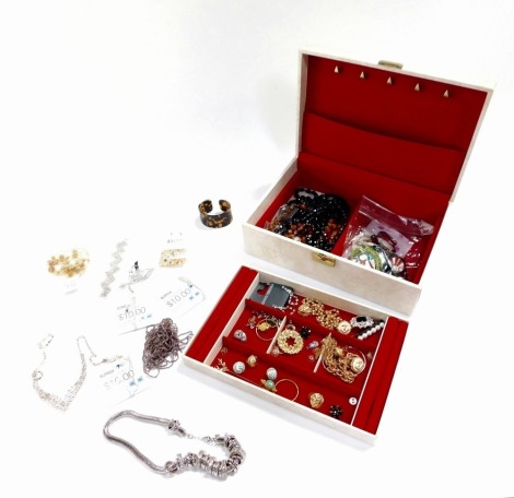 A cream leatherette jewellery box and contents, of mainly modern costume jewellery, necklaces, beaded necklaces, imitation tortoiseshell bangle, earrings, etc. (1 box)