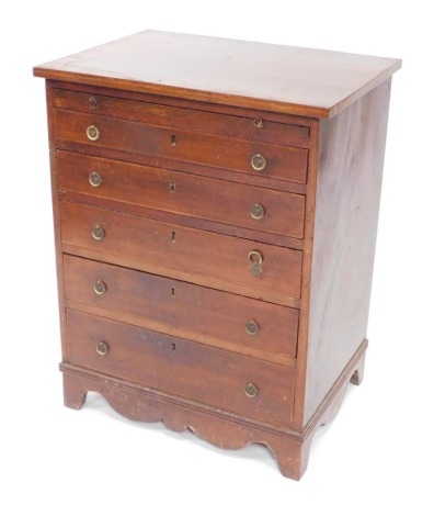 A George III mahogany and box wood strung bachelors chest, with a brushing slide above four graduated drawers, each with brass ring handles, on bracket feet, 75cm high, 58cm wide, 42.5cm deep.