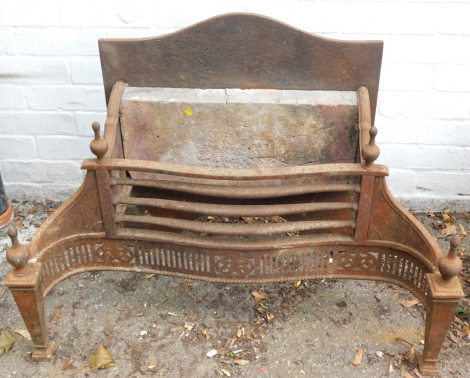 A cast iron fire grate, with shaped back, turned finials and pierced frieze, 90cm wide. (AF)