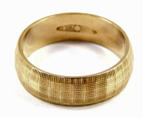 An 18ct gold wedding band, with engraved decoration, size M, 5.3g.