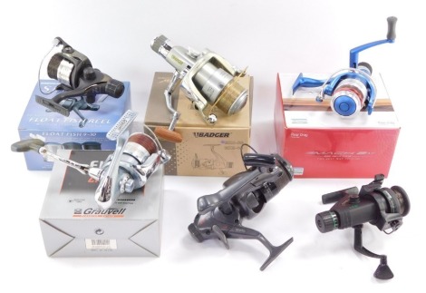 A Badger MXS-30 fishing reel, Shakespeare Mach 2 XT reel, Quick 445FS reel, Grauvell Elite, ZF1500 reel, further reels. (a quantity)