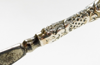 A silver handled shoe horn, bearing the initials MR, with cherub and foliate scrolling, 24cm long. - 2