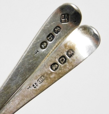 A group of silver trinkets, to include a silver mustard and spoon, Birmingham assay, two silver teaspoons, London 1900 and a silver handled button hook. (5) - 2