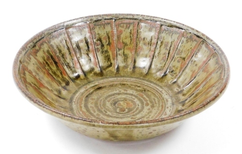 A Ray Gardiner studio pottery stoneware bowl, in a green and red mottled glaze, with trident impressed mark to underside, 20cm diameter.