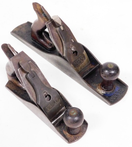 Two wood block planes, being a Record No.05, and a Stanley Bailey No.4.