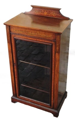 An Edwardian Sheraton Revival mahogany and marquetry display cabinet, the moulded top with urn and flower finial, above single glazed door, with satinwood crossbanding, 95cm high, 53cm wide, 34cm deep.