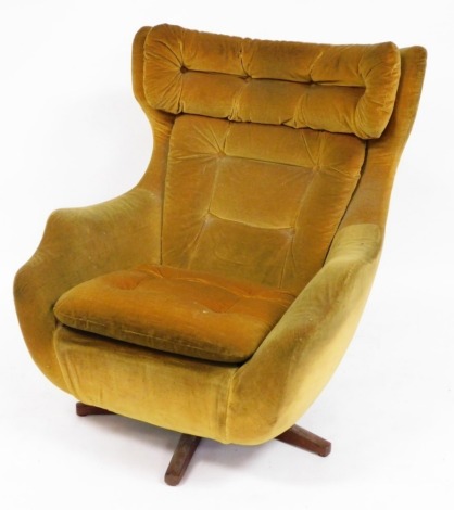 A vintage Parker Knoll Blofeld type model 1028 Statesman swivel chair, in a yellow draylon, with button back on teak star base, label P.K.1028/9/30, 96cm high, 80cm wide. 65cm deep.