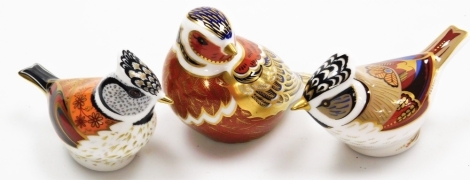 Three Royal Crown Derby bird paperweights, to include the collectors guild crested tit with silvered stopper, seated robin, with gold stopper and a crested tit from 2010 with gold stopper. (3)